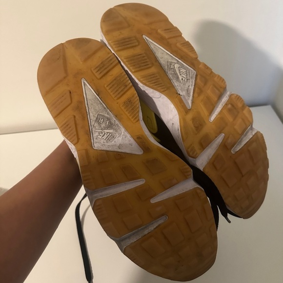 Nike Air Huarache Go The Extra Smile Women’s US 12 Black Yellow DO5873-001 - Picture 8 of 11